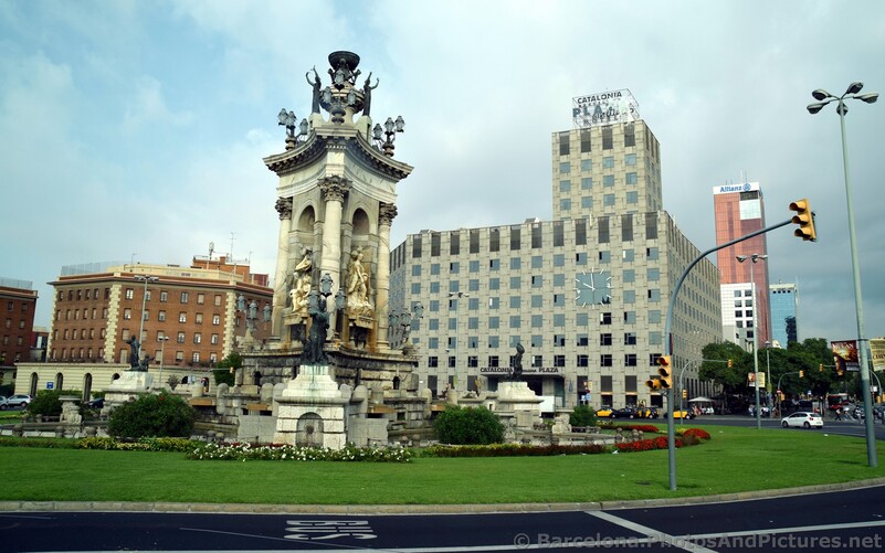 Statues of Placa d'Espanya and Catalonia Barcelona Plaza.jpg