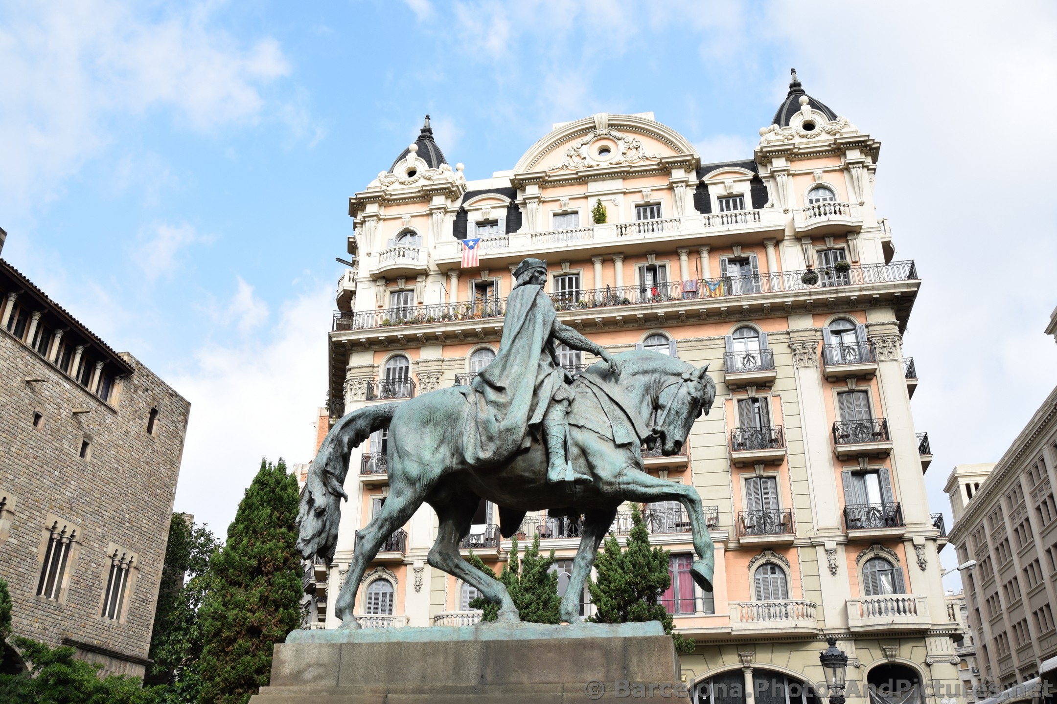 Ramon Berenguer III Statue in Barcelona.jpg