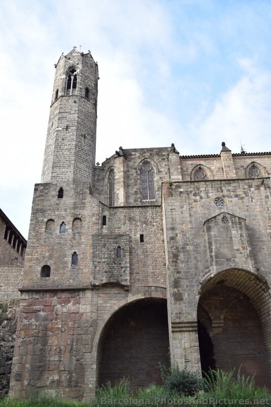 Old Barcelona City Wall Tower at Placa de Ramon Berenguer el Gran.jpg