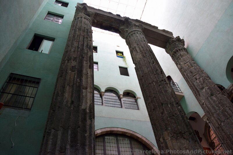 Tall Roman Columns of Temple D'Augustus Barcelona.jpg