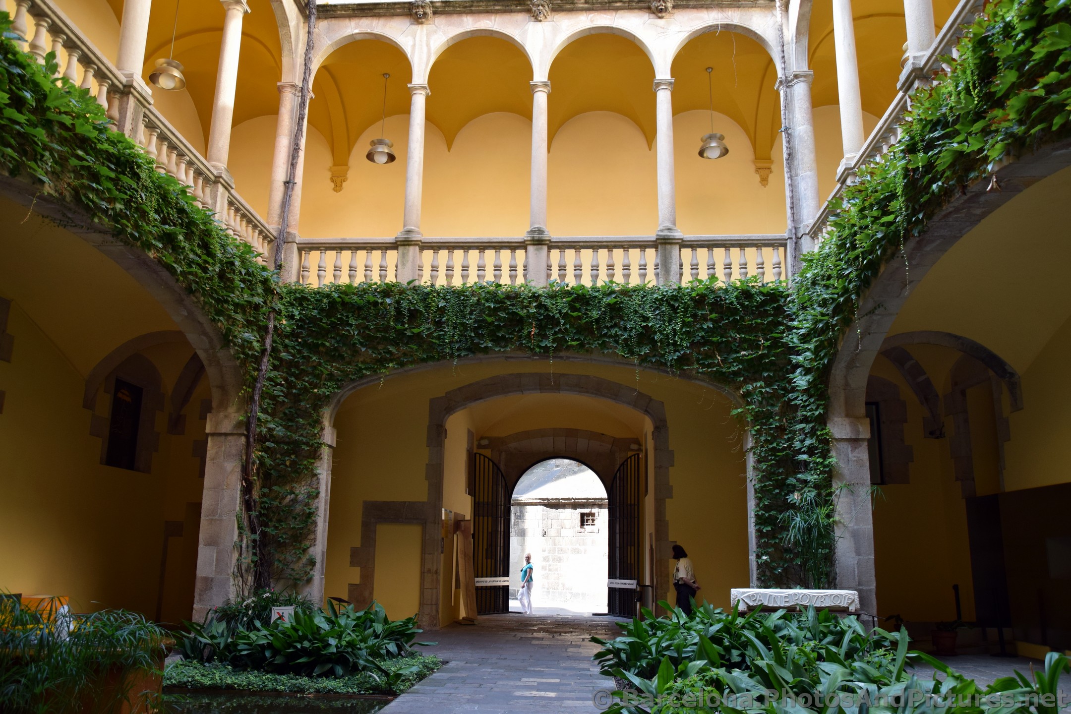 Palau del Lloctinent Courtyard of Palau Reial Major.jpg