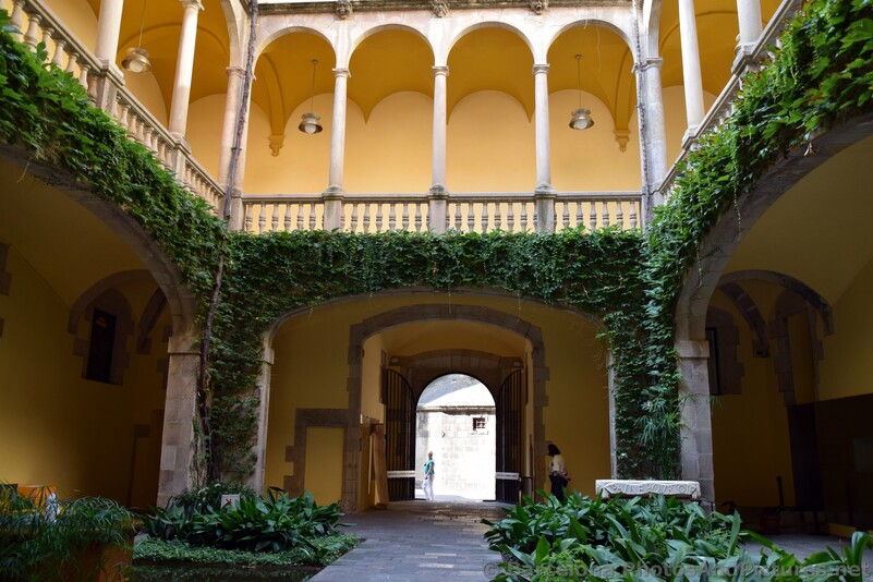 Palau del Lloctinent Courtyard of Palau Reial Major.jpg