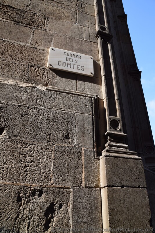 Carrer dels Comtes Street sign in Barcelona.jpg