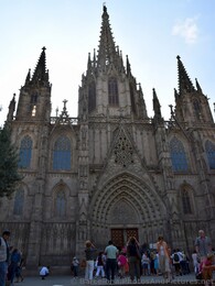 Front of the Barcelona Cathedral.jpg