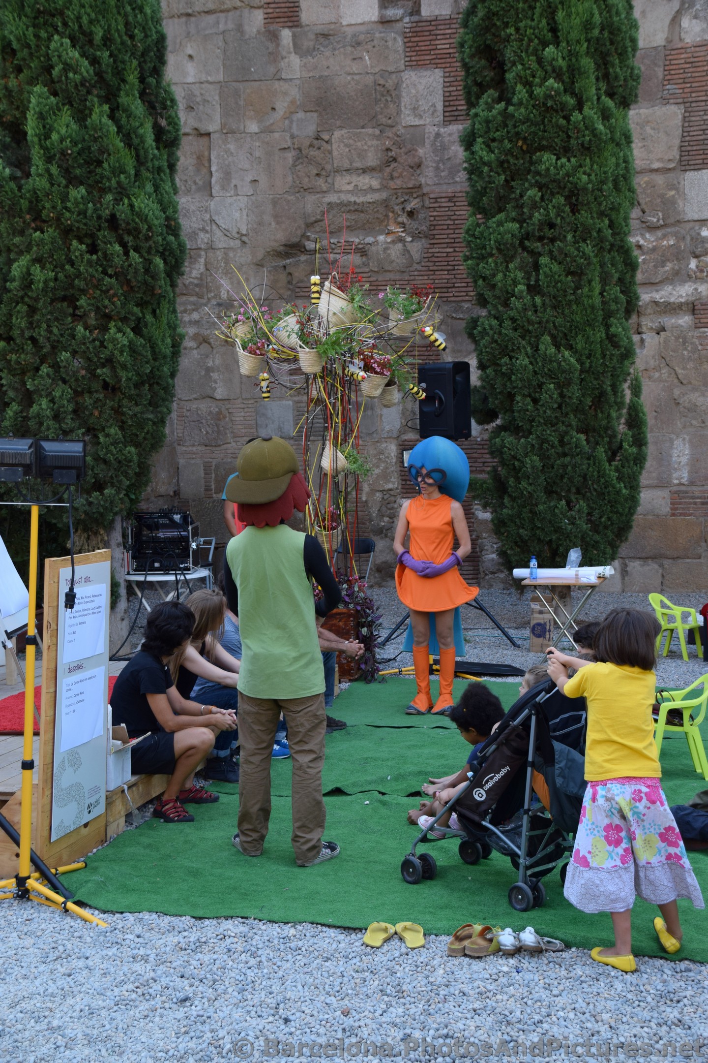 Kids' Play Performed in front of Barcelona Cathedral.jpg