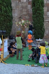 Kids' Play Performed in front of Barcelona Cathedral.jpg