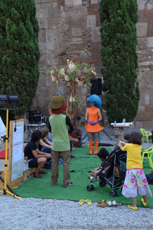 Kids' Play Performed in front of Barcelona Cathedral.jpg