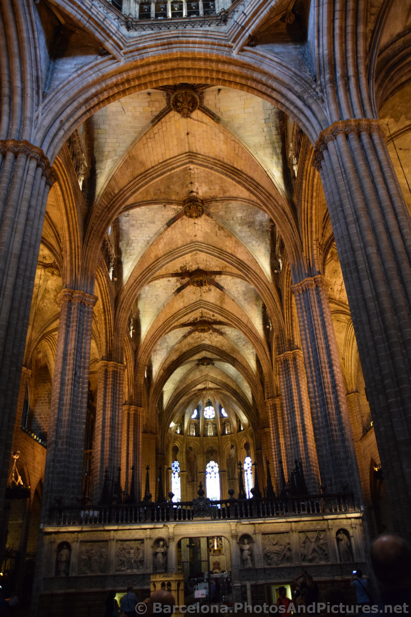 Concentric Arches inside Barcelona Cathedral.jpg