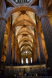 Concentric Arches inside Barcelona Cathedral.jpg