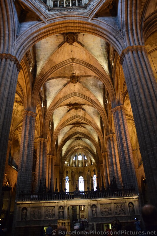 Concentric Arches inside Barcelona Cathedral.jpg