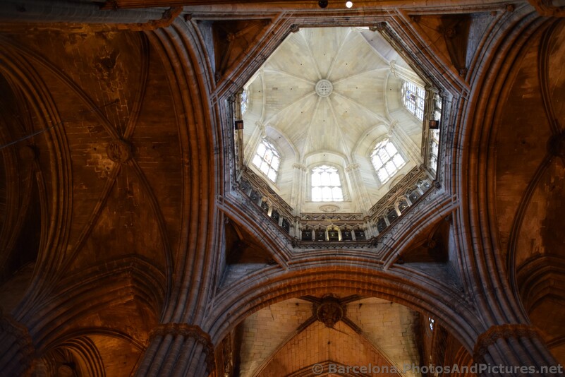 Octagonal Dome inside Barcelona Cathedral.jpg