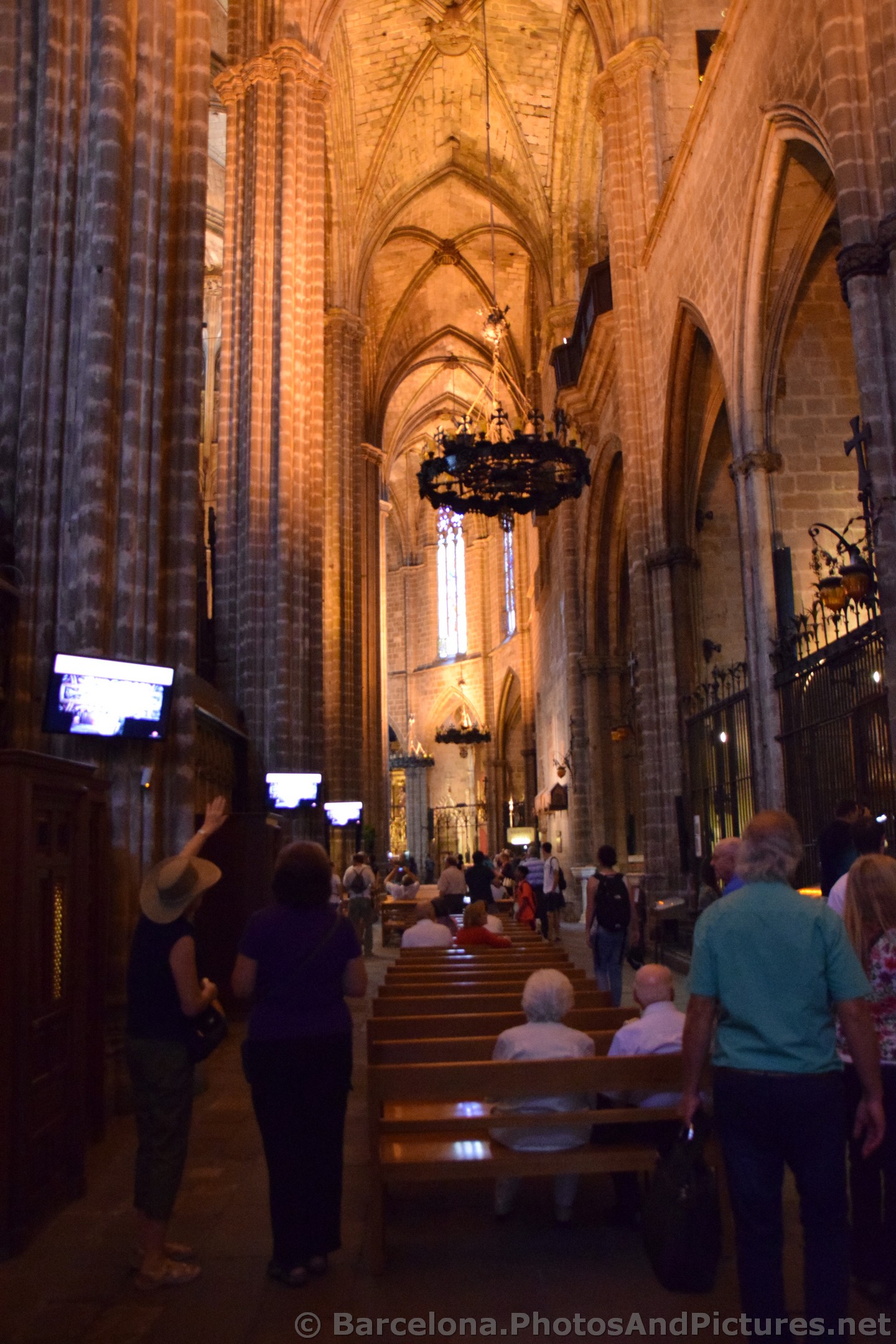 Rows and Benches inside one wing of Barcelona Cathedral.jpg