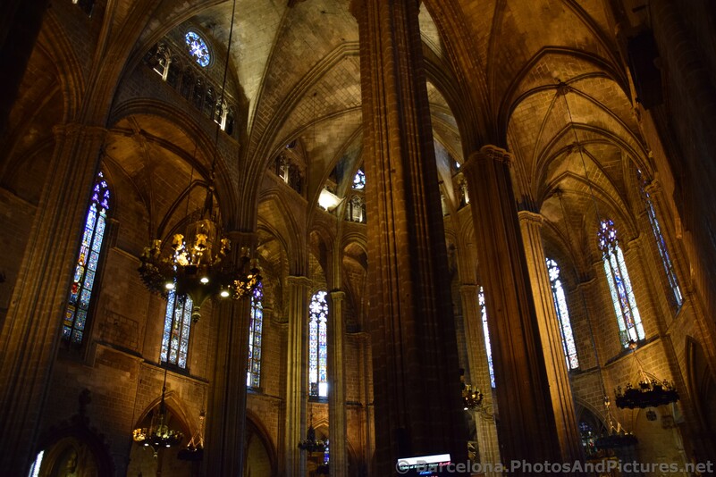 Interior of Barcelona Cathedral.jpg