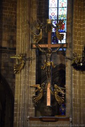 Crucifix Cross Above Chancel of Barcelona Cathedral.jpg