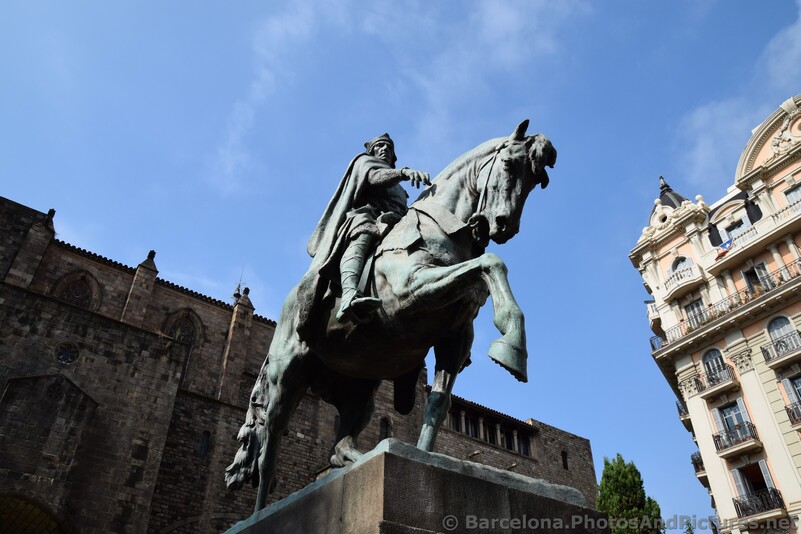 Ramon Berenguer III Count of Barcelona Statue Detailed.jpg