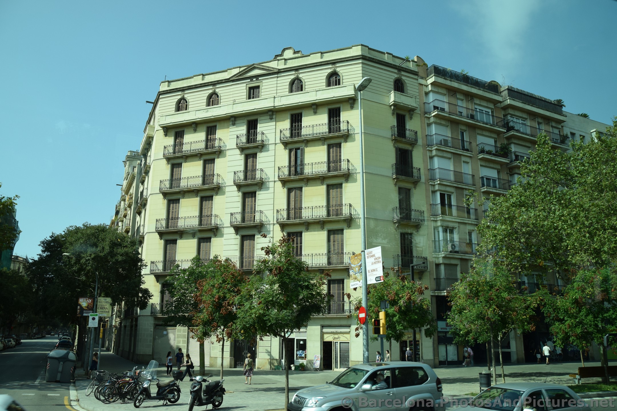 Alimentacio Vinateria Mata in Barcelona.jpg