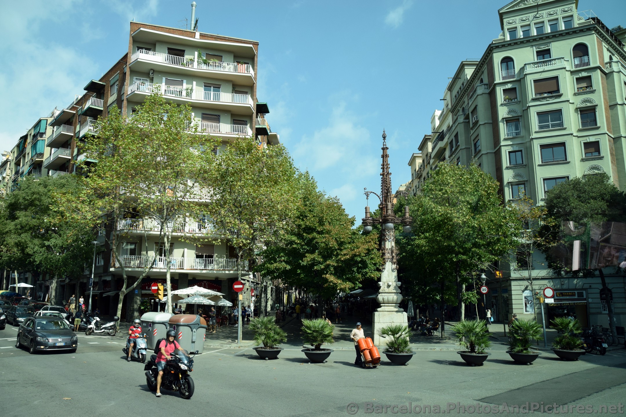 Barcelona Lampost Sculpture.jpg