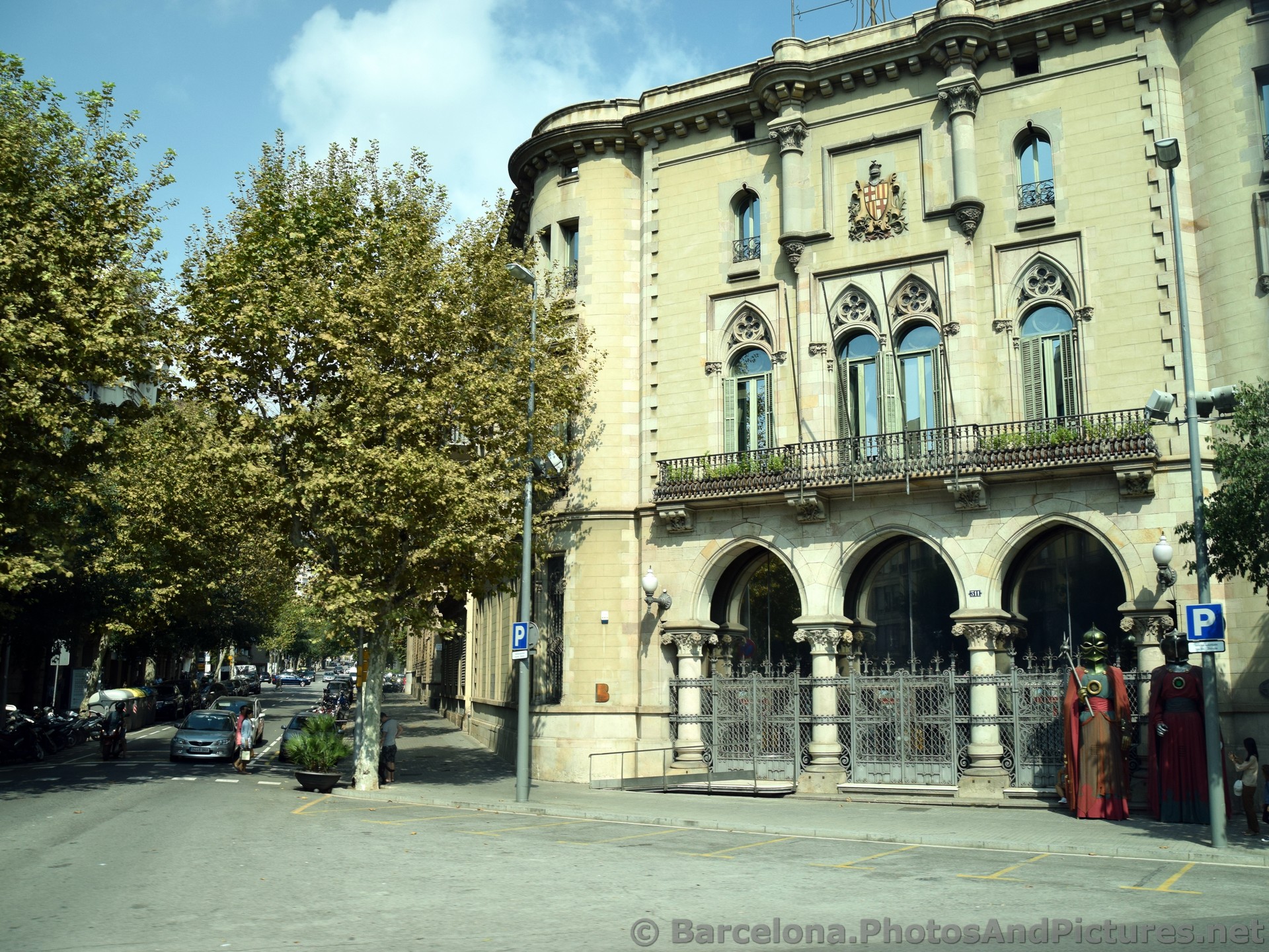 Coat of Arms Barcelona Buidling with Giant Knight Statues.jpg