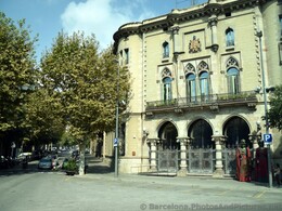 Coat of Arms Barcelona Buidling with Giant Knight Statues.jpg