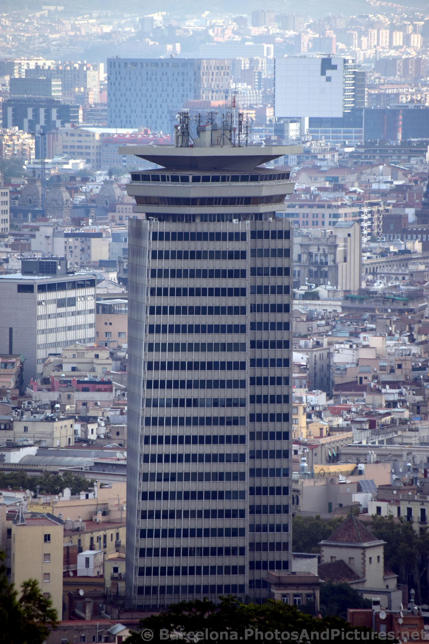 Edificio Colon Skyscraper Building of Barcelona.jpg