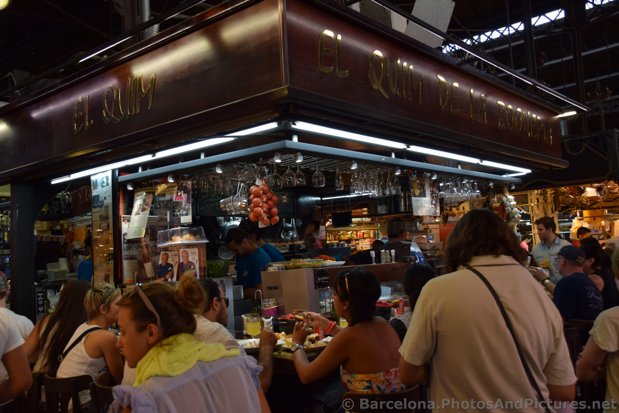 Crowd at El Quim de la Boqueria.jpg