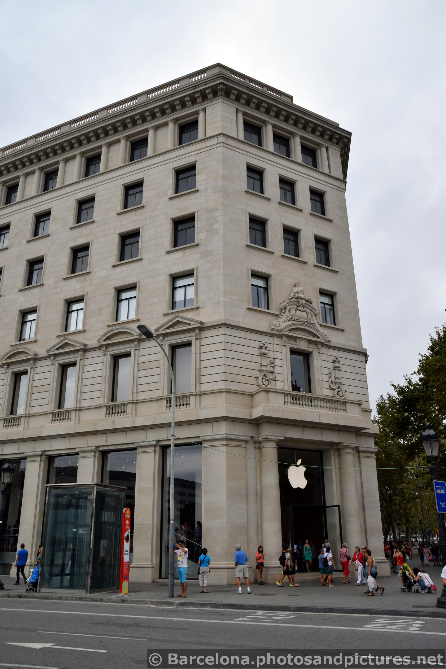 Catalunya Square Apple Store.jpg