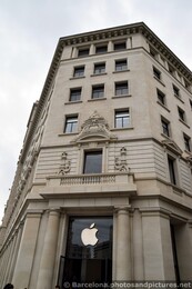 Facade of the Catalunya Square Apple Store in Barcelona.jpg
