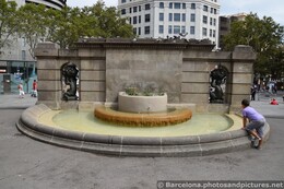 Entrance Fountain of Placa Catalunya.jpg