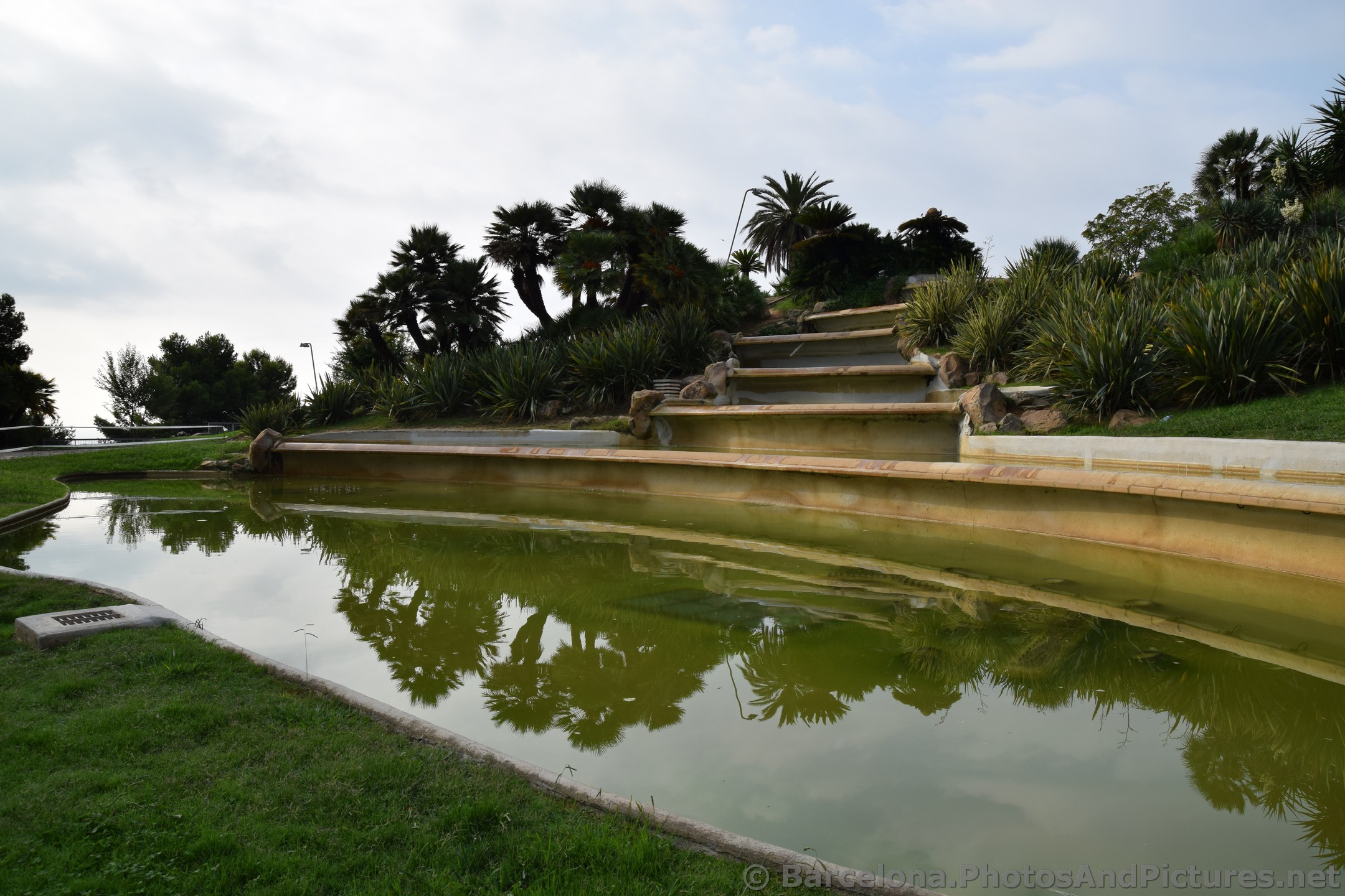 Water Fountain at Jardins del Mirador Barcelona.jpg